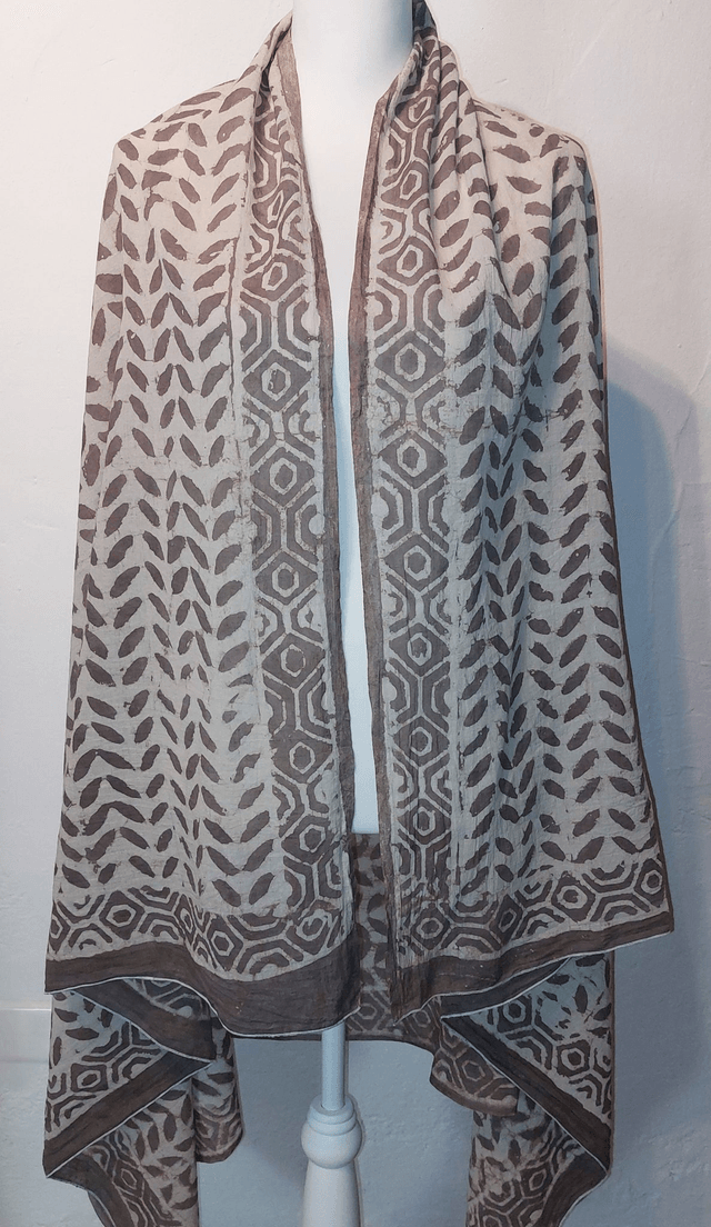 Paréo de plage en coton voile indien imprimé à la main – Motif artisanal - Teinture naturelle beige et taupe – Étole & châle bohème  - Slow fashion