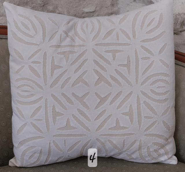 Coussin cutwork - Elégant en broderie ajourée  - Confectionné à la main – Artisanat raffiné pour une touche chic et chaleureuse