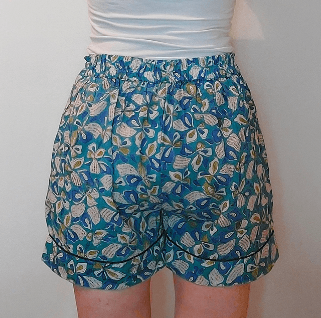 Pyjama court en coton indien – Imprimé floral artisanal – Fait main - Slow fashion - Bleu et blanc sur vert