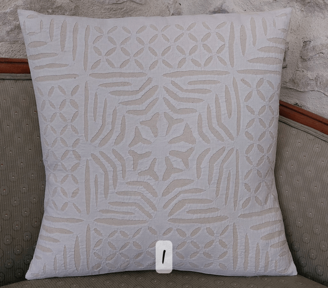 Coussin cutwork - Elégant en broderie ajourée  - Confectionné à la main – Artisanat raffiné pour une touche chic et chaleureuse