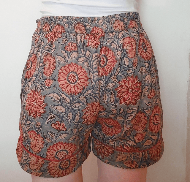 Pyjama court en coton indien – Imprimé floral artisanal – Fait main - Slow fashion - Rose sur bleu doux