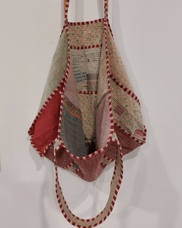 Sac kantha vintage recyclé, cabas réversible en tissu brodé fait main, pièce unique éthique et bohème