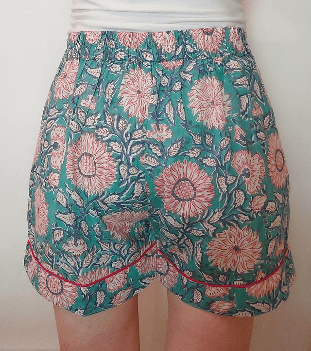Pyjama court en coton indien – Imprimé floral artisanal – Fait main - Slow fashion - Rose et bleu sur vert 