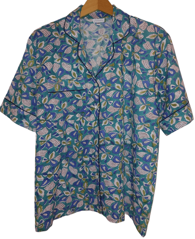 Pyjama court en coton indien – Imprimé floral artisanal – Fait main - Slow fashion - Bleu et blanc sur vert