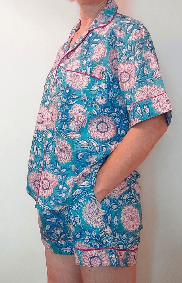 Pyjama court en coton indien – Imprimé floral artisanal – Fait main - Slow fashion - Rose et bleu sur vert 