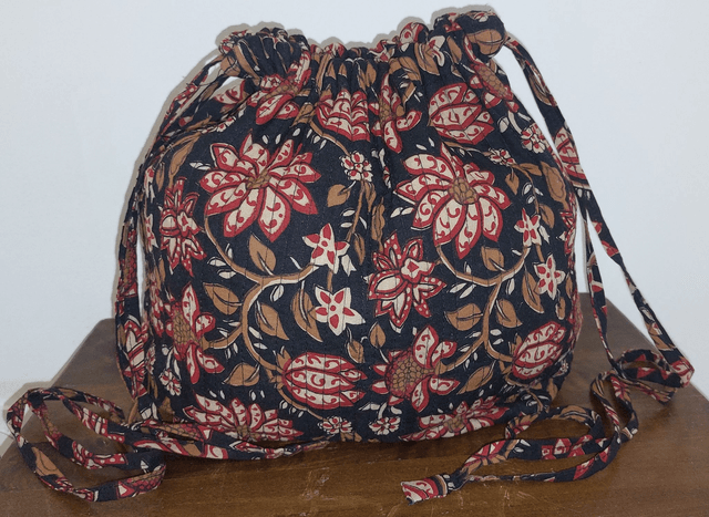 Grande pochette fleurie matelassée, coton, confectionnée en Inde