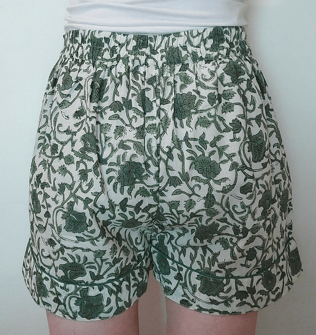 Pyjama court en coton indien – Imprimé floral artisanal – Fait main - Slow fashion - Vert sur blanc cassé