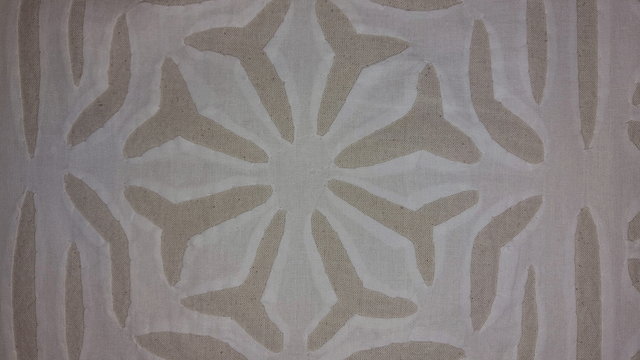 Chemin de table - Cutwork - Elégant en broderie ajourée  - Confectionné à la main – Artisanat raffiné pour une touche chaleureuse  