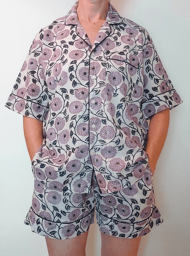 Pyjama court en coton indien – Imprimé floral artisanal – Fait main - Slow fashion - Lilas sur blanc