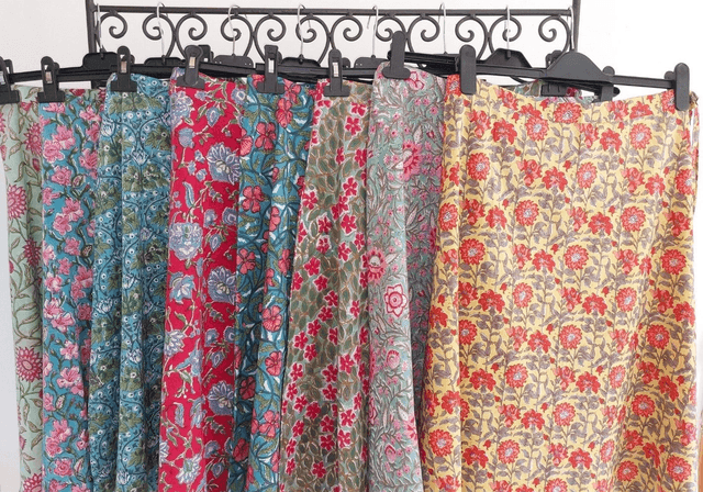 Jupe d'été mi-longue - Coton voile léger – Imprimé Block Print Artisanal – Motif floral bleu sur rouge – Slow fashion femme 