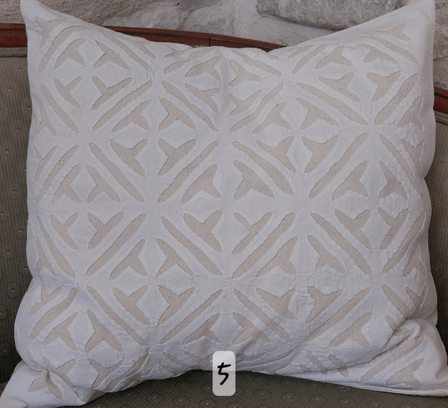Coussin cutwork - Elégant en broderie ajourée  - Confectionné à la main – Artisanat raffiné pour une touche chic et chaleureuse