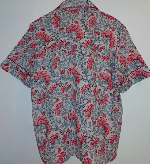 Pyjama court en coton indien – Imprimé floral artisanal – Fait main - Slow fashion - Rose et gris sur blanc cassé