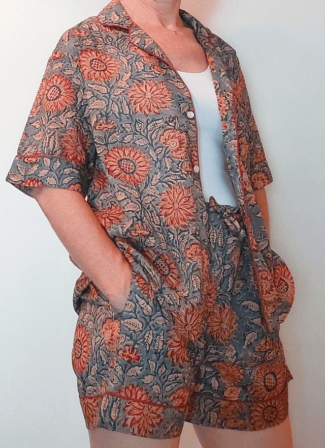 Pyjama court en coton indien – Imprimé floral artisanal – Fait main - Slow fashion - Rose sur bleu doux