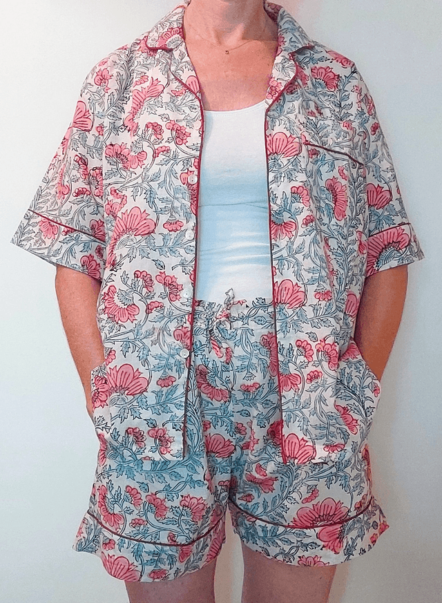 Pyjama court en coton indien – Imprimé floral artisanal – Fait main - Slow fashion - Rose et gris sur blanc cassé