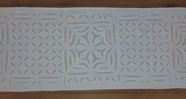 Chemin de table - Cutwork - Elégant en broderie ajourée  - Confectionné à la main – Artisanat raffiné pour une touche chaleureuse  