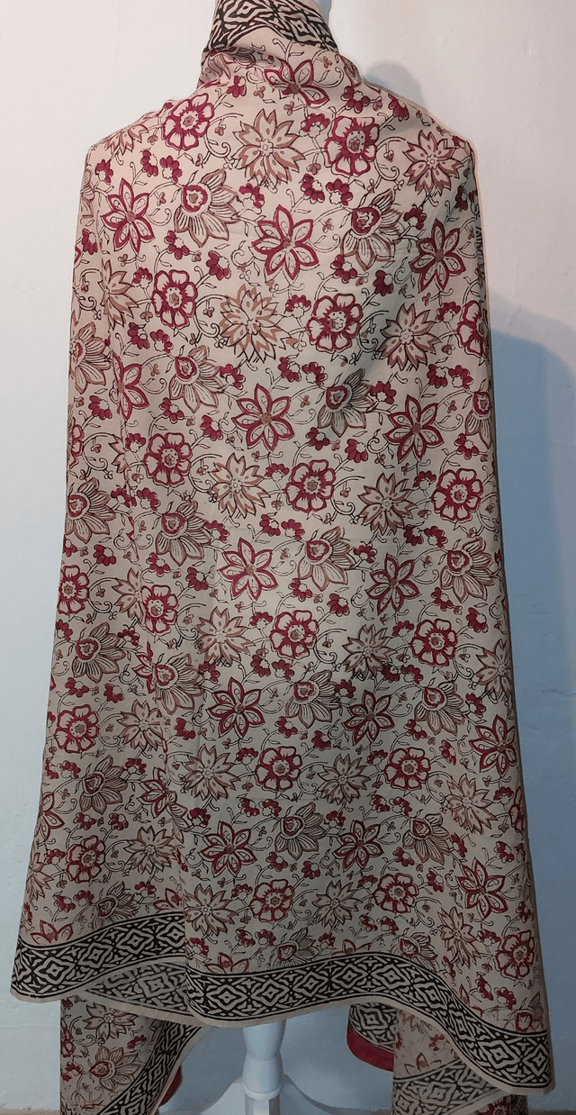Grand châle - Coton voile - Teintures naturelles et impression artisanale - Motif floral beige, rouge, noir - Slow fashion - Femme éthique