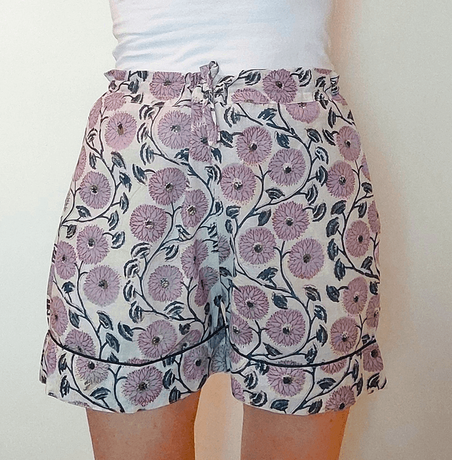 Pyjama court en coton indien – Imprimé floral artisanal – Fait main - Slow fashion - Lilas sur blanc