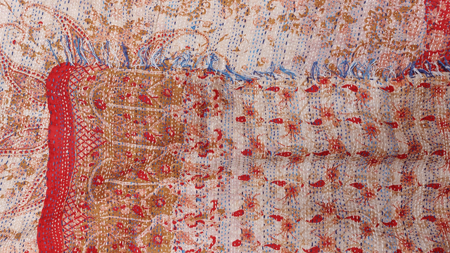 Châle femme réversible sari surcyclé et Kantha, unique, confectionnée à la main dans les villages indiens, rose, rouge