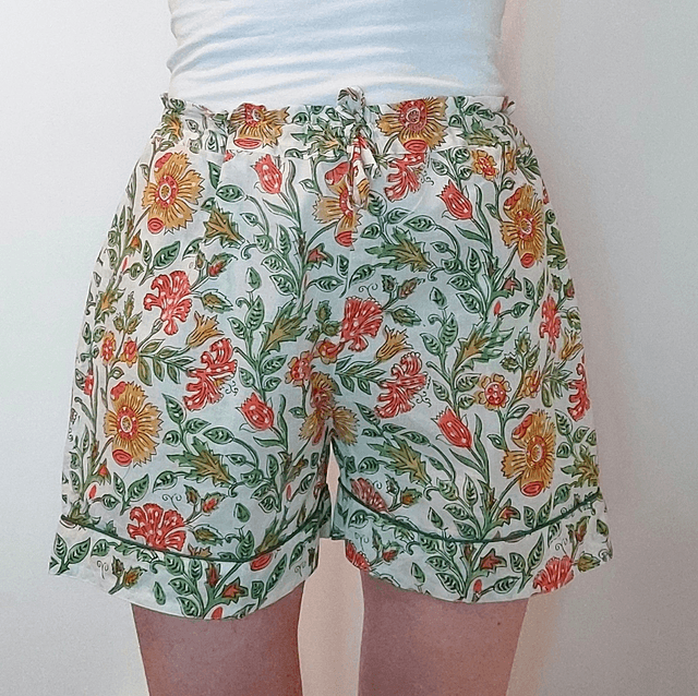 Pyjama court en coton indien – Imprimé floral artisanal – Fait main - Slow fashion - Jaune, orange, vert sur blanc cassé