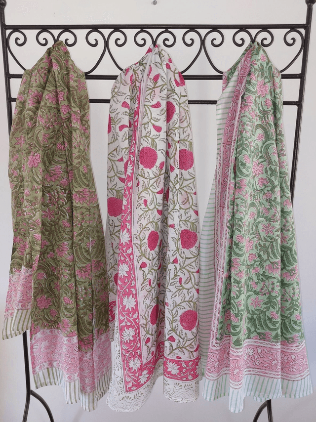Paréo de plage en coton voile indien imprimé à la main – Motif floral rose, vert et blanc – Étole & châle bohème  