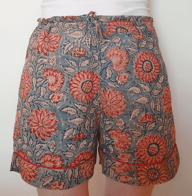 Pyjama court en coton indien – Imprimé floral artisanal – Fait main - Slow fashion - Rose sur bleu doux