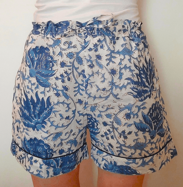 Pyjama court en coton indien – Imprimé floral artisanal – Fait main - Slow fashion - Bleu sur blanc