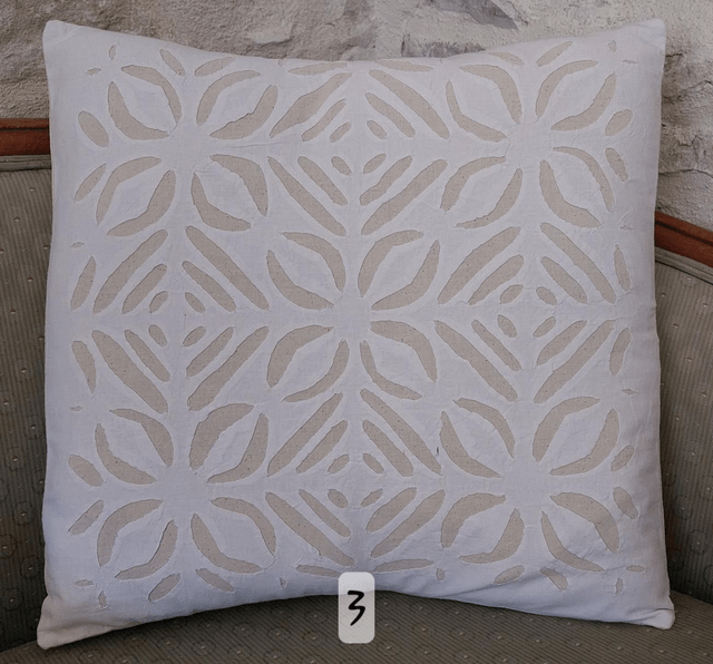 Coussin cutwork - Elégant en broderie ajourée  - Confectionné à la main – Artisanat raffiné pour une touche chic et chaleureuse