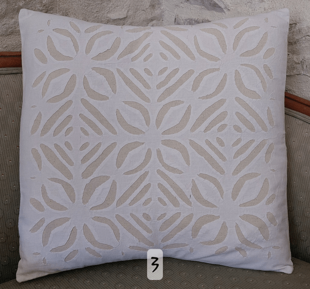 Coussin cutwork - Elégant en broderie ajourée  - Confectionné à la main – Artisanat raffiné pour une touche chic et chaleureuse