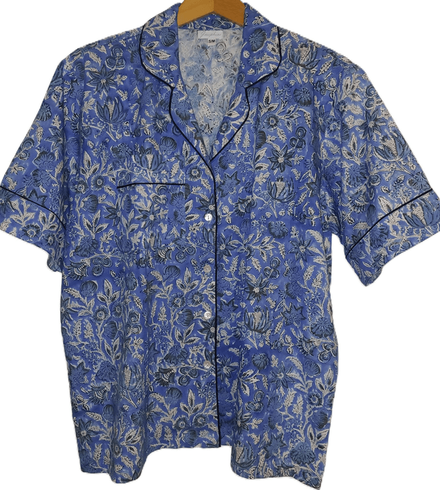 Pyjama court en coton indien – Imprimé floral artisanal – Fait main - Slow fashion - Bleu et blanc sur bleu