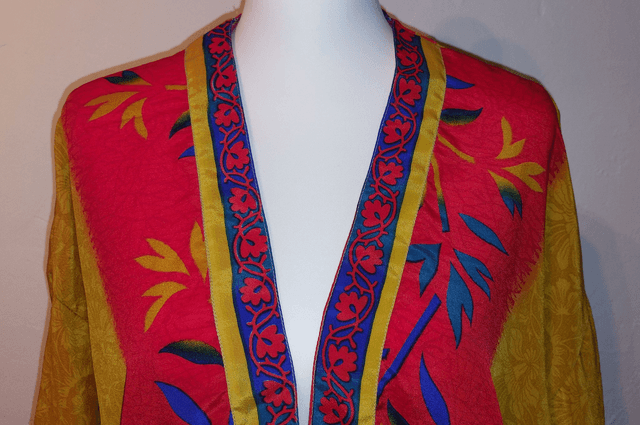 Gilet kimono femme sari vintage recyclé, unique, confectionnée à la main dans les villages indiens, jaune d'or, rouge, bleu