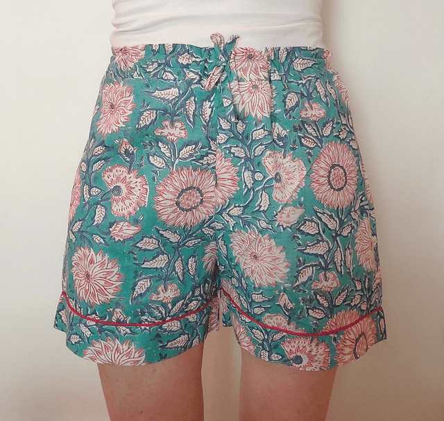 Pyjama court en coton indien – Imprimé floral artisanal – Fait main - Slow fashion - Rose et bleu sur vert 