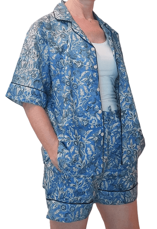 Pyjama court en coton indien – Imprimé floral artisanal – Fait main - Slow fashion - Bleu et blanc sur bleu