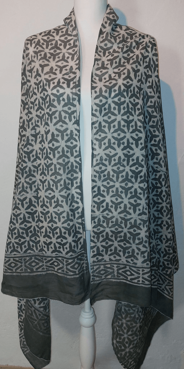 Châle en coton vert – Teinture naturelle et impression artisanale – Accessoire éthique slow fashion - Paréo, écharpe légère, dupatta 