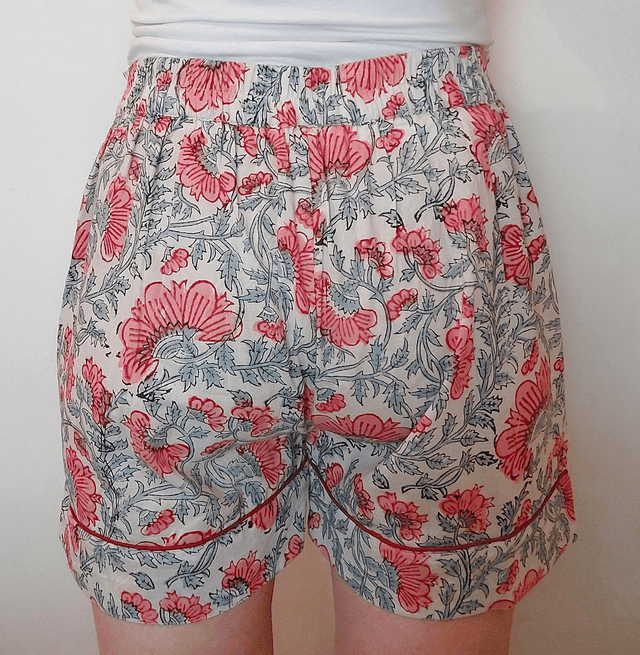 Pyjama court en coton indien – Imprimé floral artisanal – Fait main - Slow fashion - Rose et gris sur blanc cassé