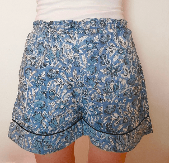Pyjama court en coton indien – Imprimé floral artisanal – Fait main - Slow fashion - Bleu et blanc sur bleu