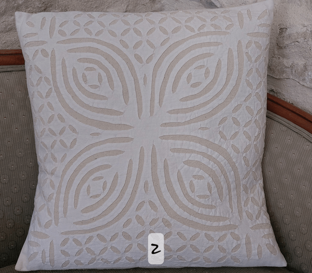 Coussin cutwork - Elégant en broderie ajourée  - Confectionné à la main – Artisanat raffiné pour une touche chic et chaleureuse