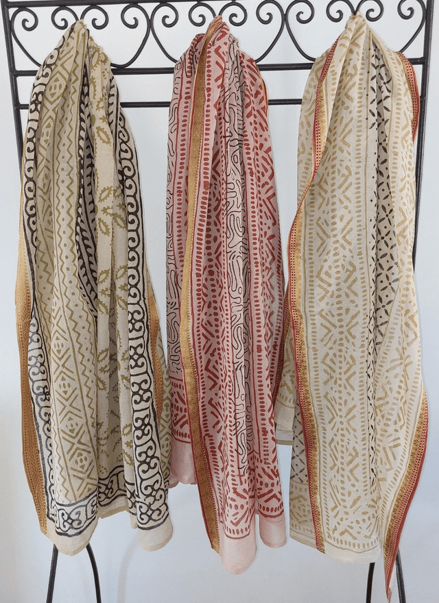 Paréo de plage en coton voile indien imprimé à la main – Motif beige et noir avec bord doré – Étole & châle bohème 