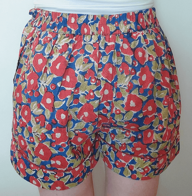 Pyjama court en coton indien – Imprimé floral artisanal – Fait main - Slow fashion - Rouge et vert sur bleu
