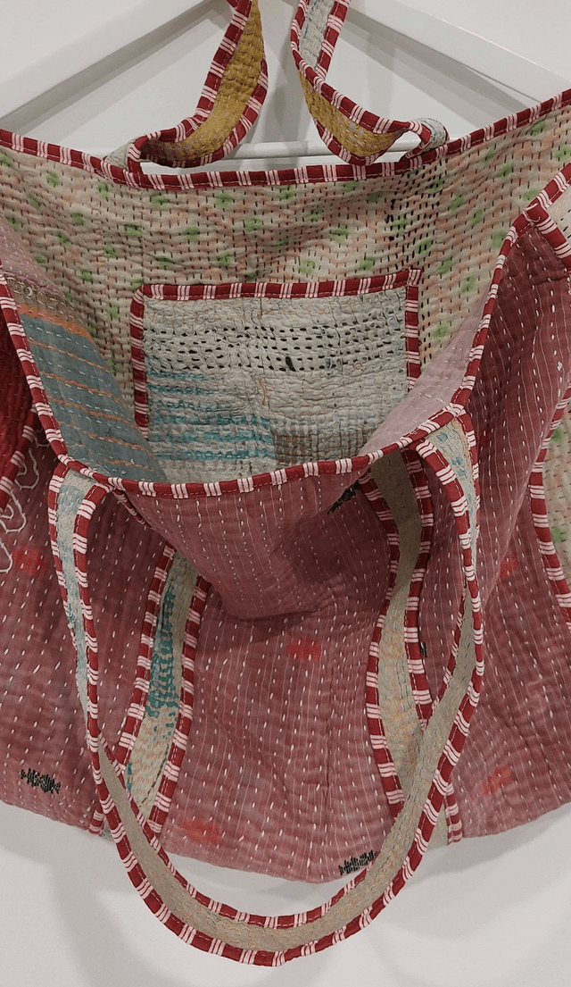 Sac kantha vintage recyclé, cabas réversible en tissu brodé fait main, pièce unique éthique et bohème