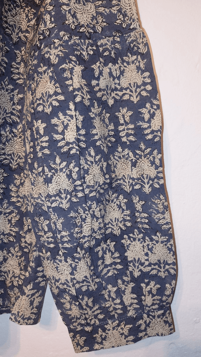 Top femme - Coton imprimé à la main - Manches bouffantes - Petits pompons - Motif floral bleu 