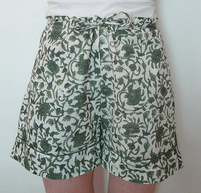 Pyjama court en coton indien – Imprimé floral artisanal – Fait main - Slow fashion - Vert sur blanc cassé