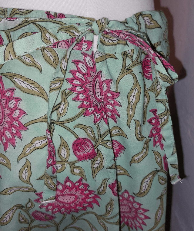 Jupe d'été mi-longue - Coton indien – Imprimé Block Print Artisanal – Motif floral rose sur vert clair – Slow fashion femme 