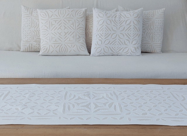 Chemin de table - Cutwork - Elégant en broderie ajourée  - Confectionné à la main – Artisanat raffiné pour une touche chaleureuse  