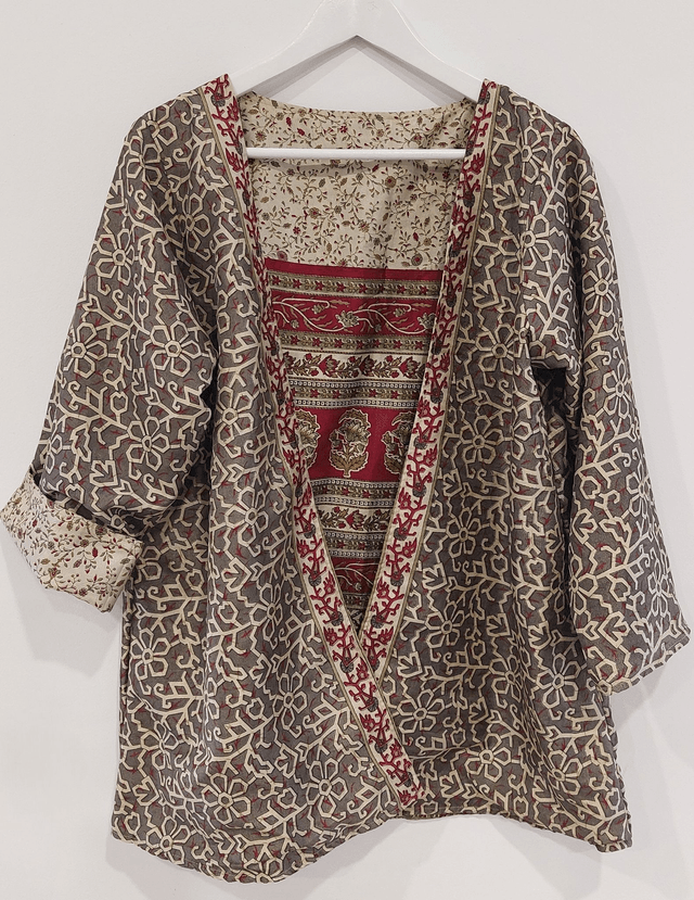Kimono femme réversible sari recyclé, unique, confectionnée à la main dans les villages indiens, beige, rouge, marron,  