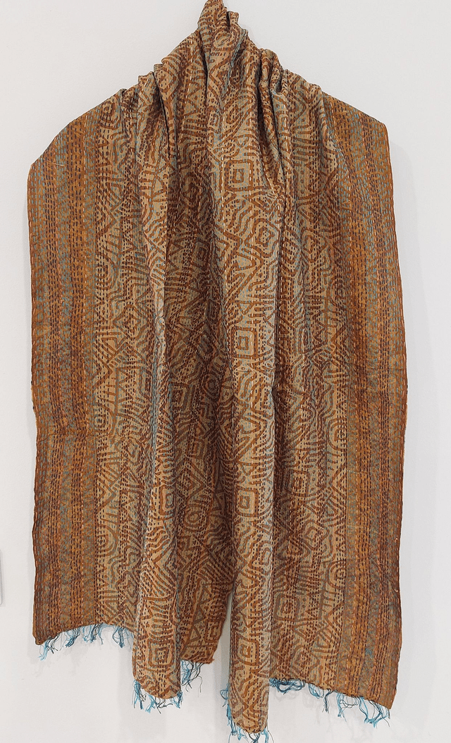 Étole réversible sari surcyclé et Kantha, unique, confectionnée à la main dans les villages indiens, or, jaune, marron