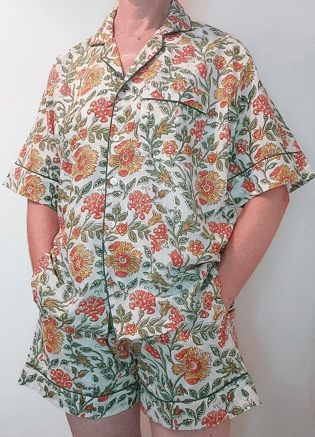 Pyjama court en coton indien – Imprimé floral artisanal – Fait main - Slow fashion - Jaune, orange, vert sur blanc cassé