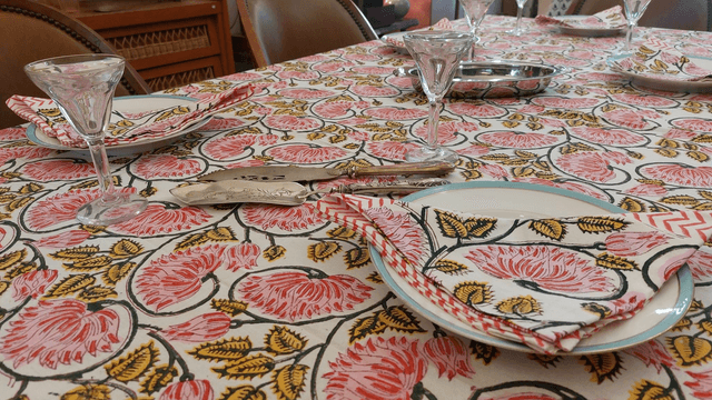 Grande nappe rectangulaire et 6 serviettes imprimées à la main, coton de grande qualité, motif floral rose, jaune et vert 