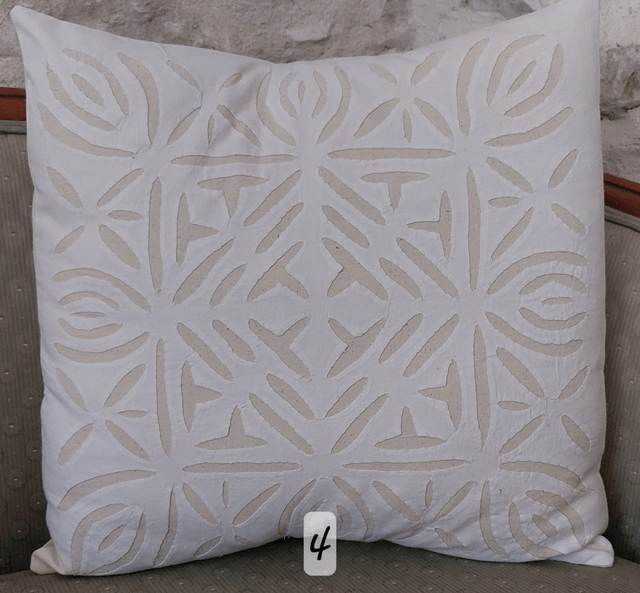 Coussin cutwork - Elégant en broderie ajourée  - Confectionné à la main – Artisanat raffiné pour une touche chic et chaleureuse