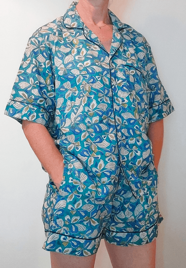 Pyjama court en coton indien – Imprimé floral artisanal – Fait main - Slow fashion - Bleu et blanc sur vert
