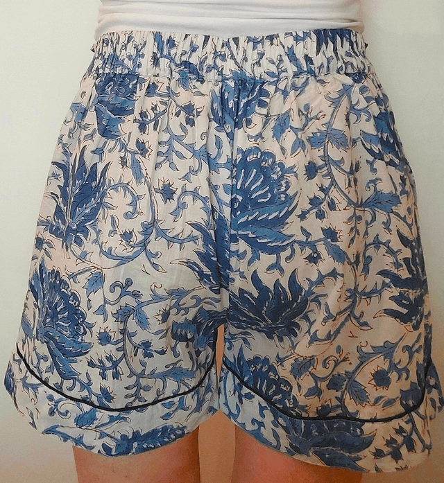 Pyjama court en coton indien – Imprimé floral artisanal – Fait main - Slow fashion - Bleu sur blanc